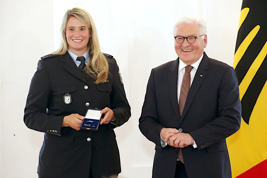Bundespräsident Frank-Walter Steinmeier zeichnete auch die Rodlerin Natalie Geisenberger mit dem Silbernen Lorbeerblatt aus.  