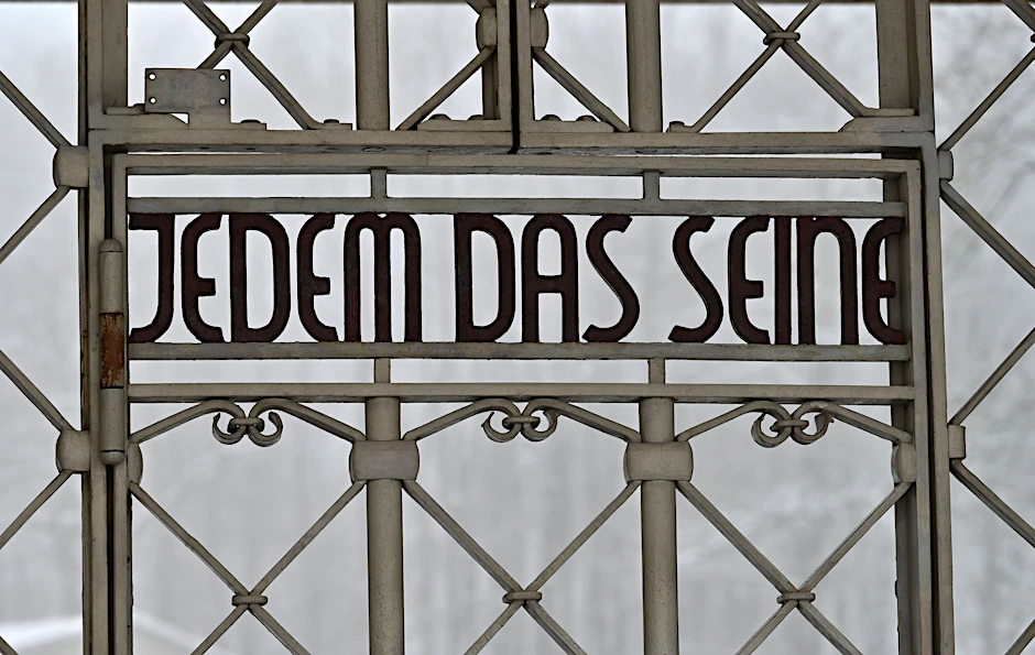 Die Inschrift „Jedem das Seine“ im Lagertor in der Gedenkstätte Buchenwald.