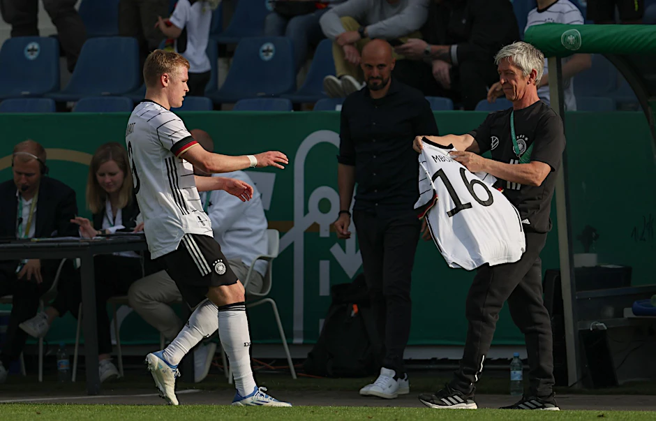 Torschütze Jonathan Burkardt (l) feiert sein Tor gegen Ungarn mit dem Trikot von Mbom, der sich einen Riss der linken Achillessehne zugezogen hatte.  