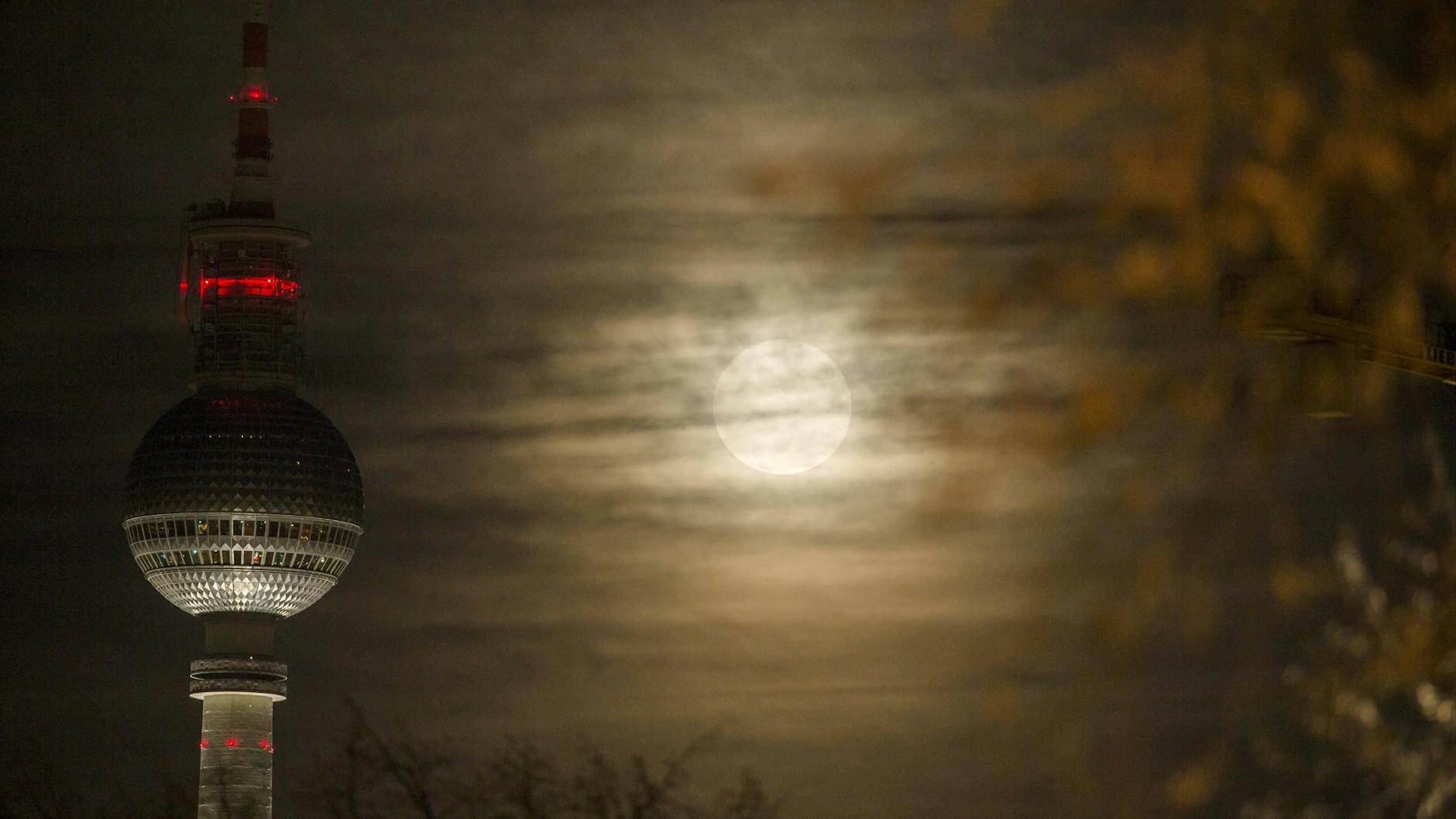 Schon im Jahr 2016 ließ sich in Berlin ein Supermond blicken. Sogar durch die Wolkendecke war er zu sehen.