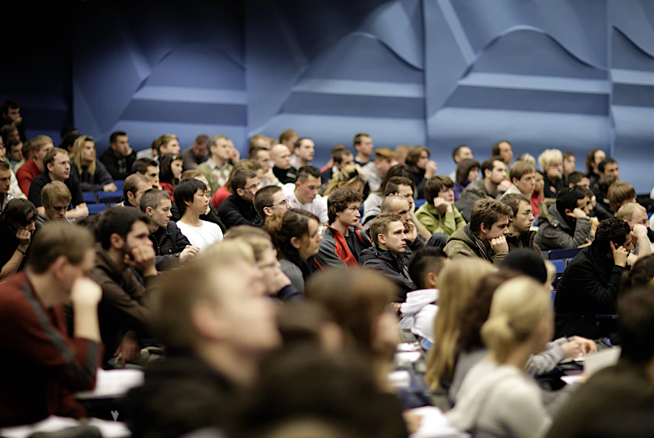 Studentinnen und Studenten an der TU Berlin. Künftigen Forschern an der Uni will Berlin bessere Karrierechancen bieten.