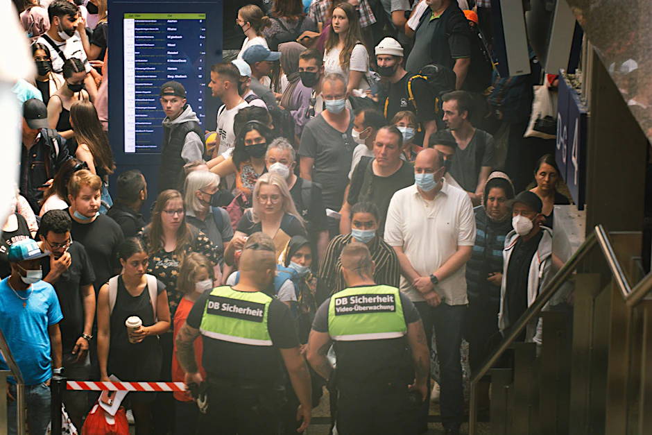 Menschen drängen sich auf einem deutschen Bahnsteig, viele ohne Maske.