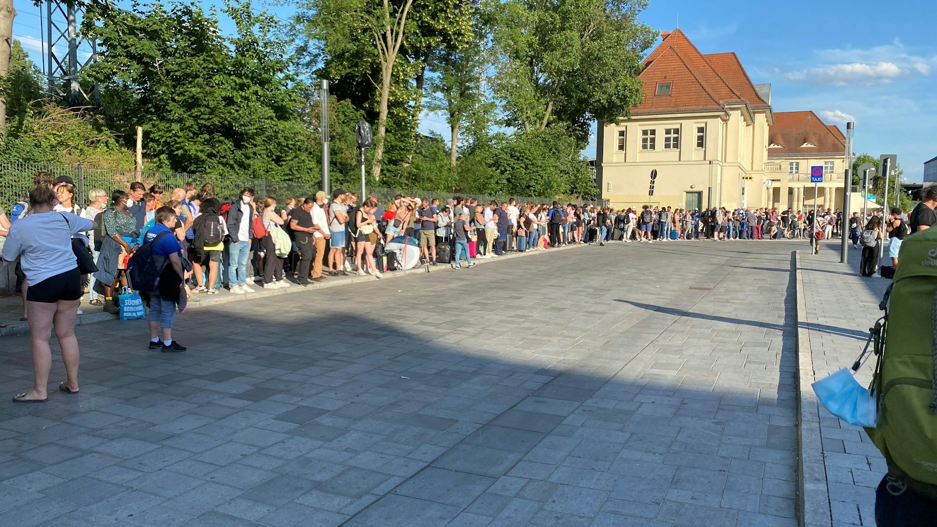 Wo bleibt denn der Schienenersatzverkehr? Vor dem Bahnhof Oranienburg warten am 12. Juni mehrere Hundert Fahrgäste auf die Busse, die sie nach Berlin bringen sollen. Gerade ist der RE5 aus Rostock eingetroffen.
