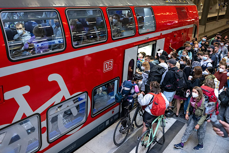 Gedränge im Hauptbahnhof: Fahrgäste am Regionalexpress RE5 nach Rostock im Sommer 2022.