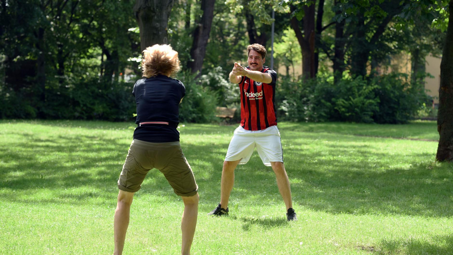 Um nach dem Lockdown in Form zu kommen, gibt es viele Sportangebote des Senats in Parks: wie hier die „Bewegte Mittagspause“ im Waldeckpark.
