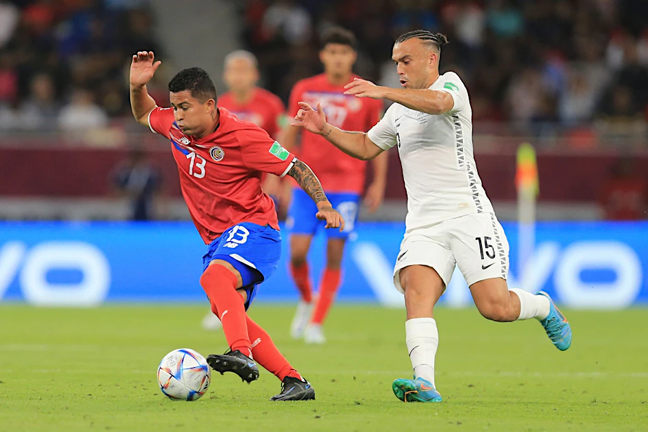 Costa Ricas Gerson Torres (l.) schirmt den Ball vor Neuseelands Clayton Lewis ab.