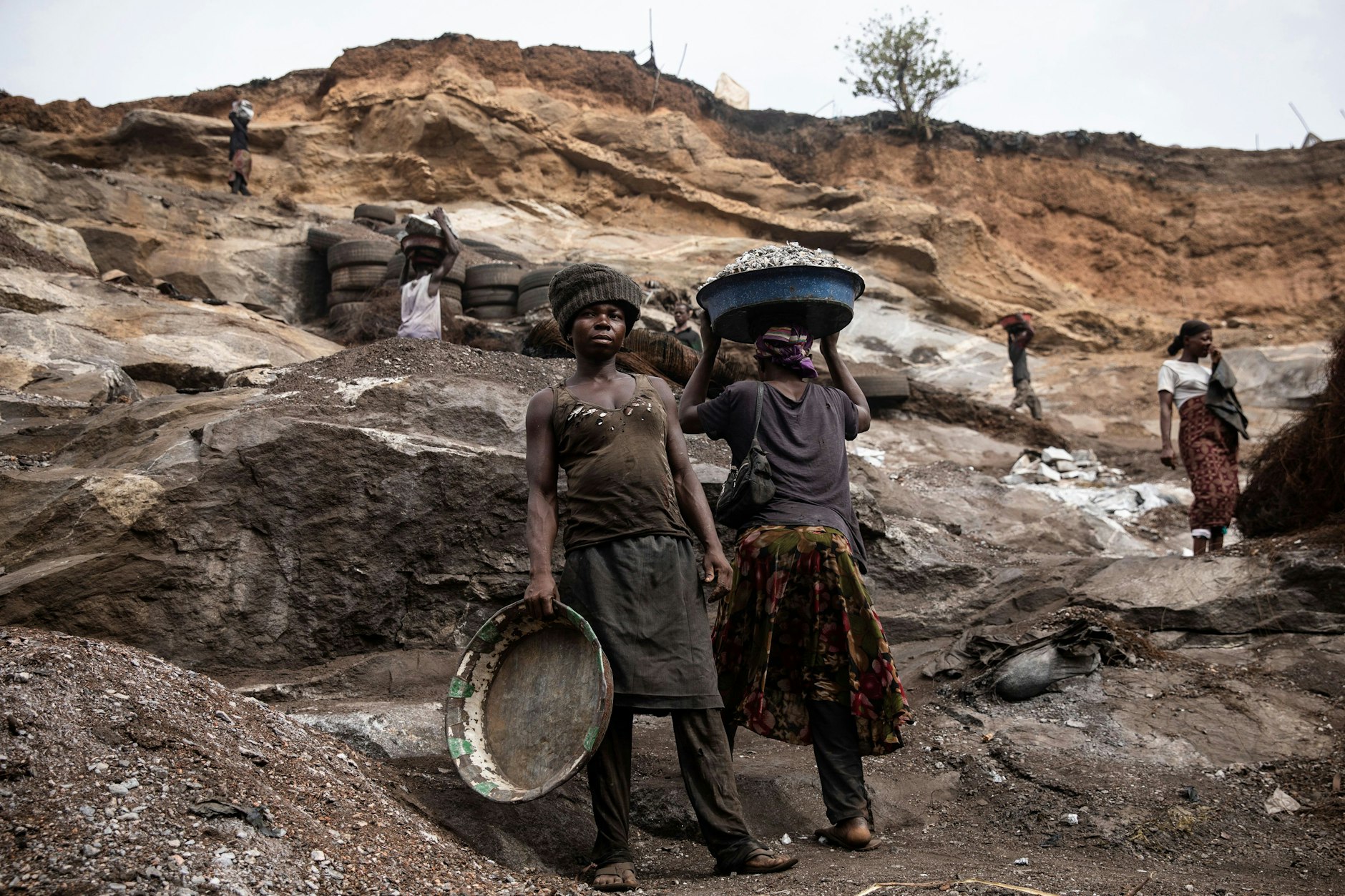 Islamistischer Terror vertreibt Menschen innerhalb von Burkina Faso. Sie brauchen Arbeit, diese Granitmine ist schon überlaufen, die Löhne sinken.