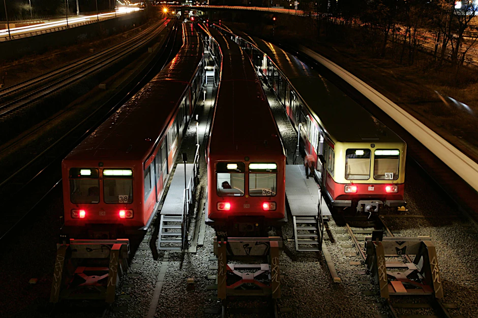 Drei S-Bahnen der Baureihe 485 einträchtig nebeneinander in der Kehranlage des S-Bahnhofs Westend. Links zwei „Coladosen“ in der früheren roten Lackierung. Das Bild stammt von 2005.