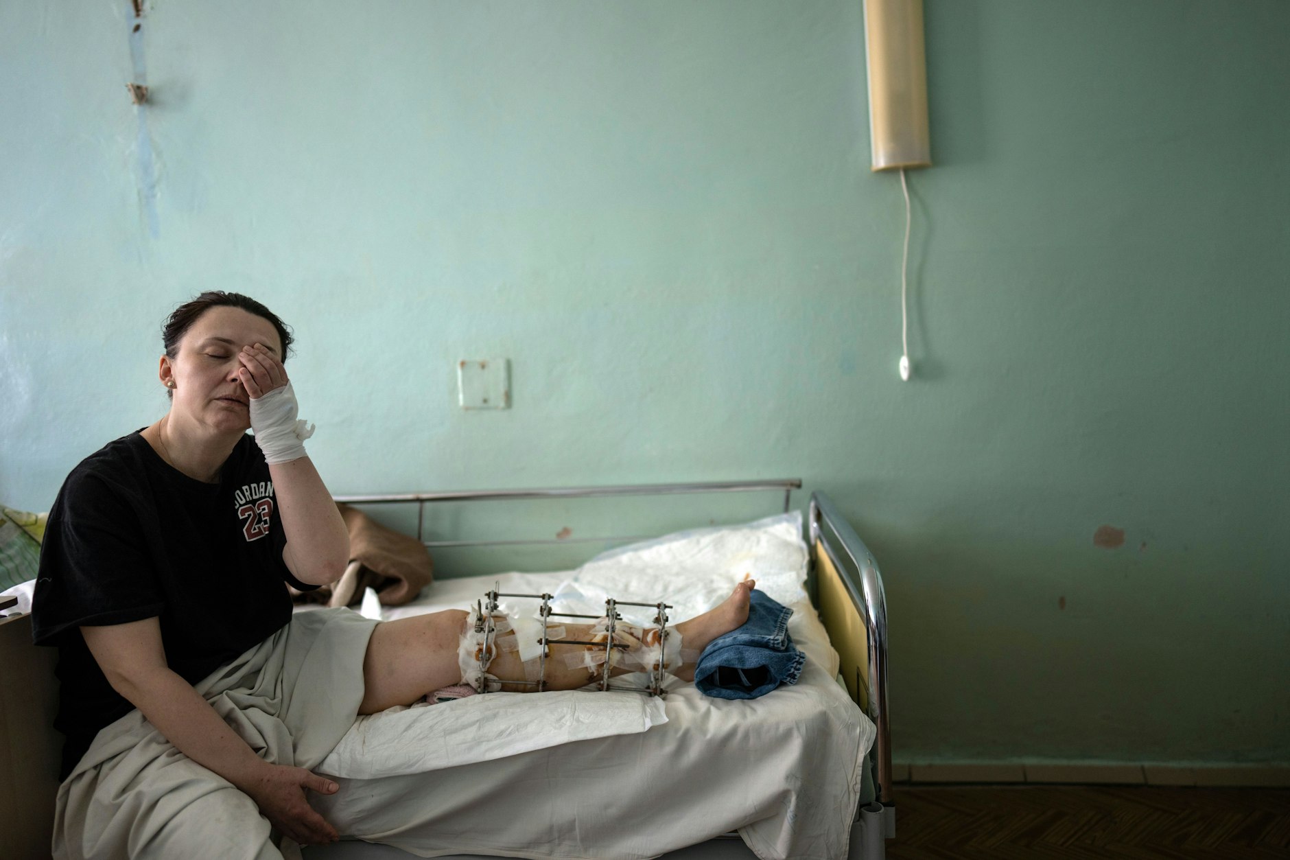 Eine verletzte Ukrainerin in einem Krankenhaus von Browary