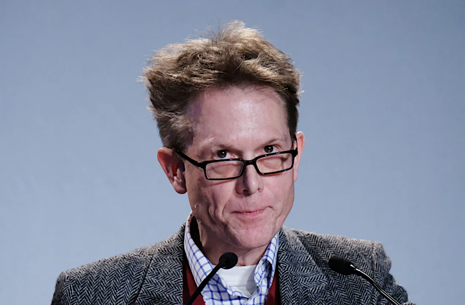 Gunnar Beck spricht bei einem Delegiertenparteitag der AfD (Archivbild).