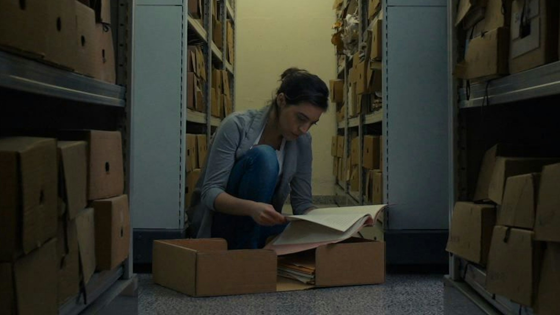 Michal Weits liest in den Aufzeichnungen ihres Urgroßvaters.