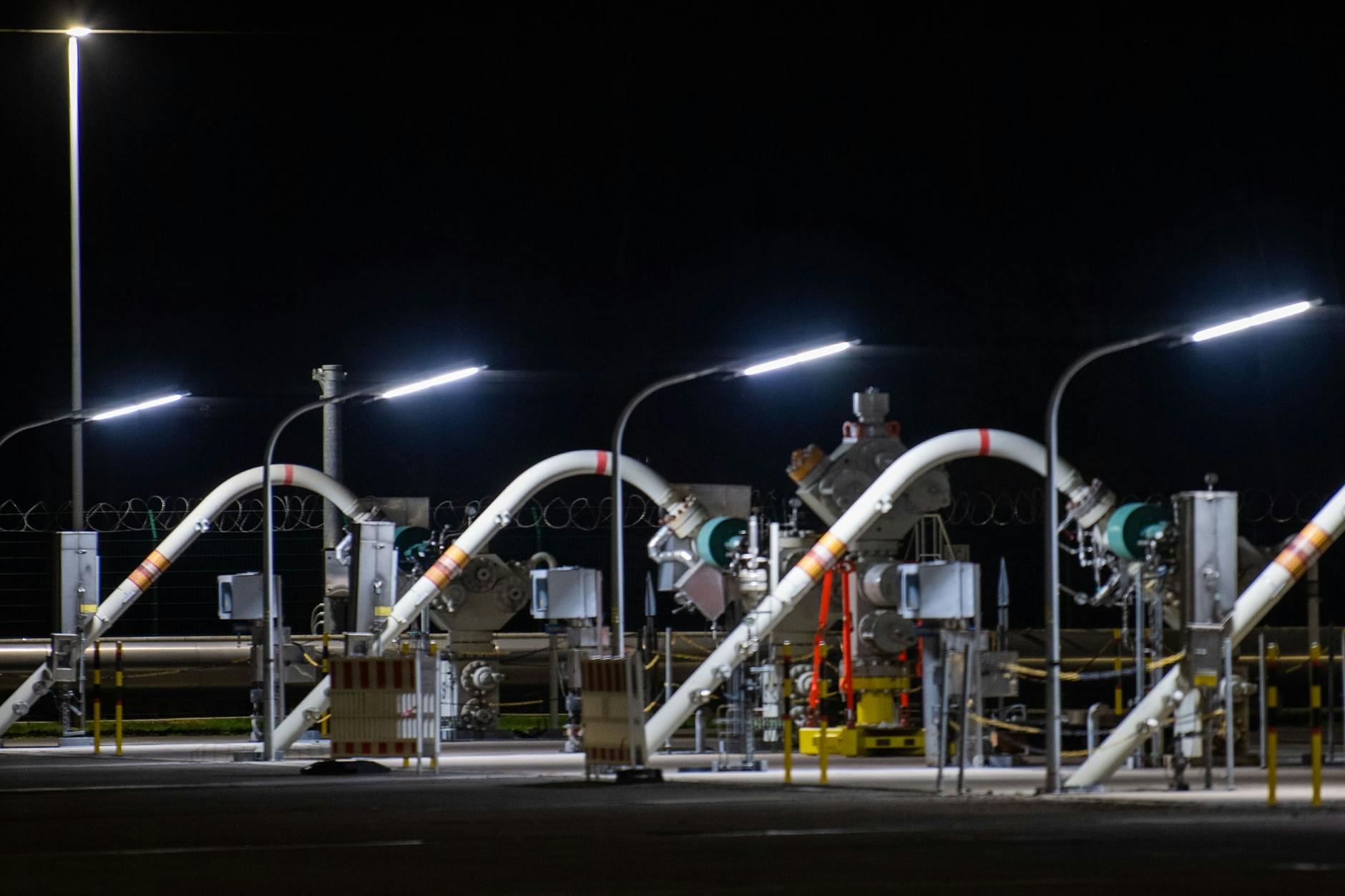 Rohrleitungen zu den unterirdischen Speichern sind auf dem Gelände des Erdgasspeichers Rehden zu sehen. Betreiber des Speichers ist die Firma Astora, eine Tochtergesellschaft des russischen Staatskonzerns Gazprom.