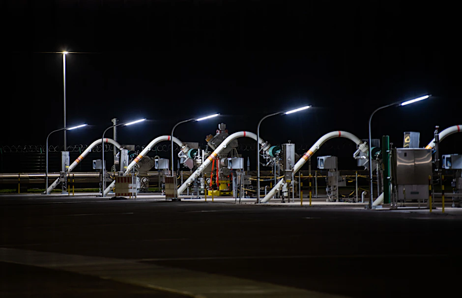 Rohrleitungen zu den unterirdischen Speichern sind auf dem Gelände des Erdgasspeichers Rehden zu sehen. Betreiber des Speichers ist die Firma Astora, eine Tochtergesellschaft des russischen Staatskonzerns Gazprom.