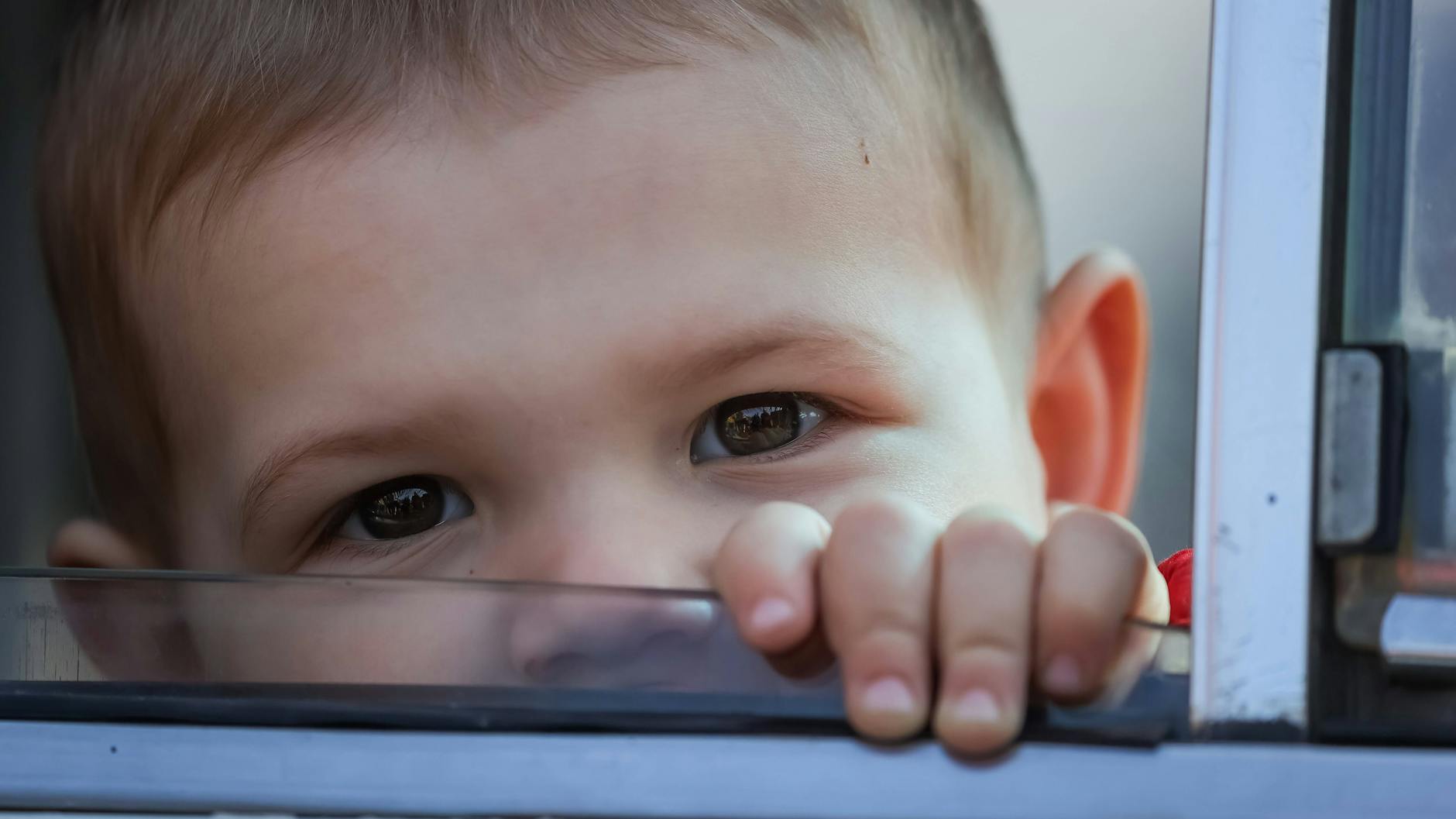 Ein ukrainisches Kind sitzt bei der Flucht vor russischen Truppen in einem Bus.