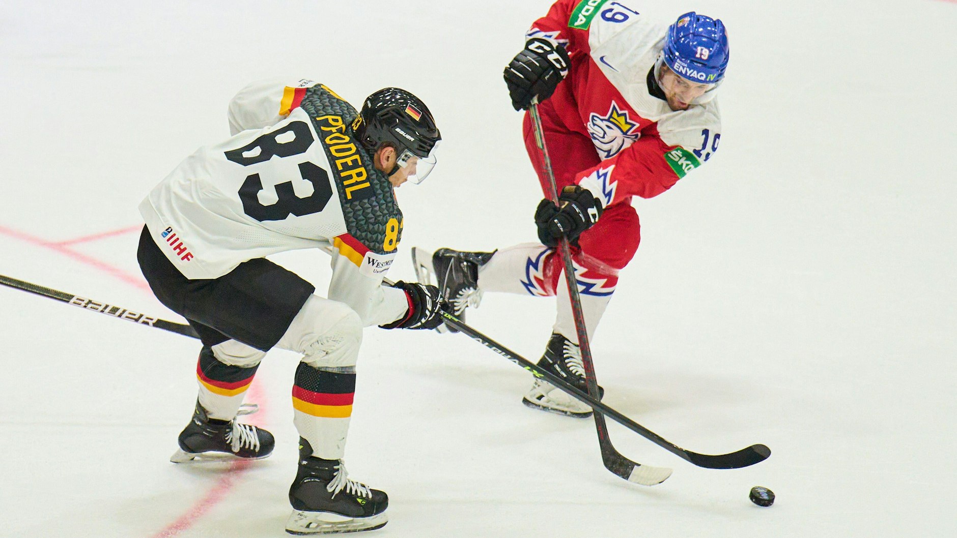 Bei der WM im Mai in Finnland spielte Leo Pföderl (l.) auch gegen Tschechien mit gebrochenem Knöchel.