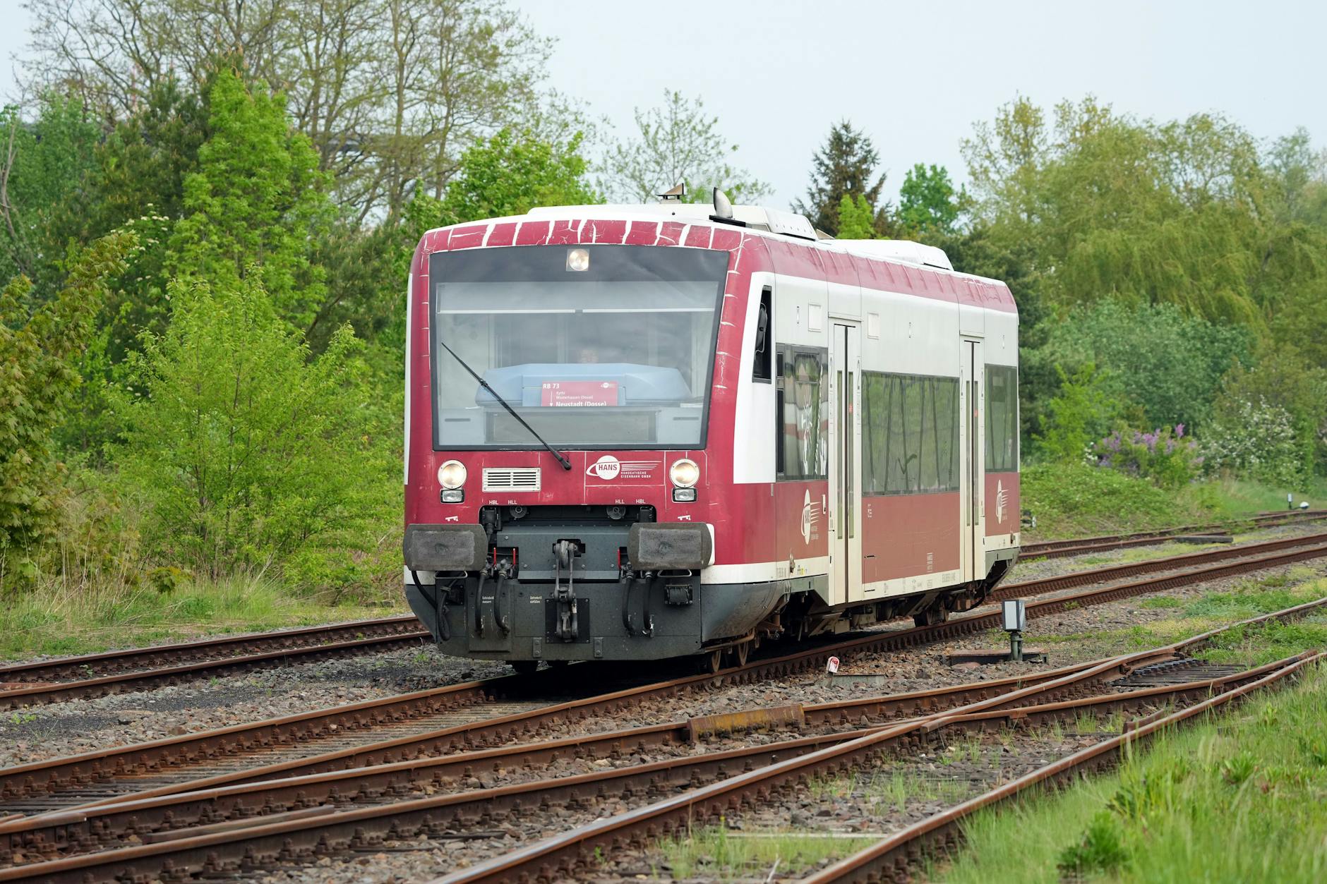 Ein Schienenbus der Hanseatischen Eisenbahn, kurz HANS, unterwegs in Brandenburg. Triebwagen des Unternehmens fahren auch über Kyritz hinaus nach Meyenburg. Aber wie lange noch?
