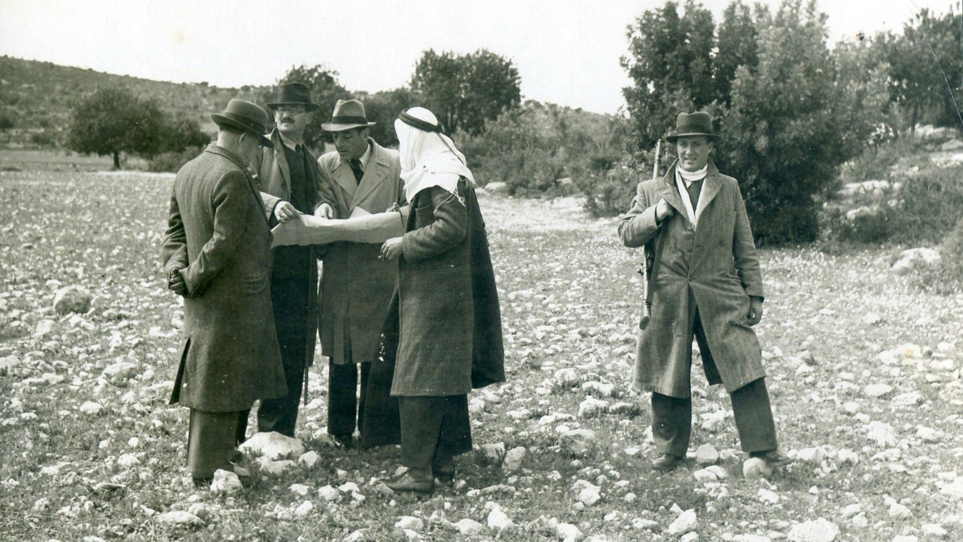 Josef Weits (2. v. l.) beim Landkauf in Palästina