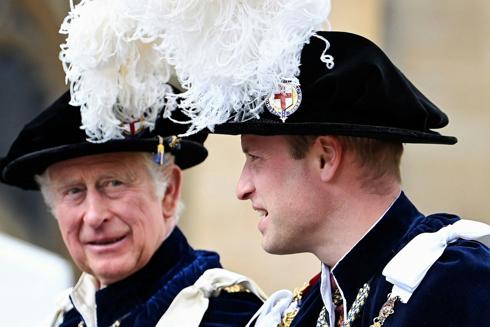 Prinz William und sein Vater Charles nach dem Gottesdienst des Hosenbandordens.