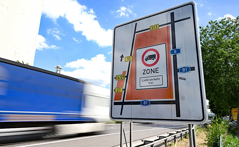 Durchfahrtsverbots-Schild für Lastwagen an der Bundesstraße 10 bei Stuttgart-Hedelfingen.  