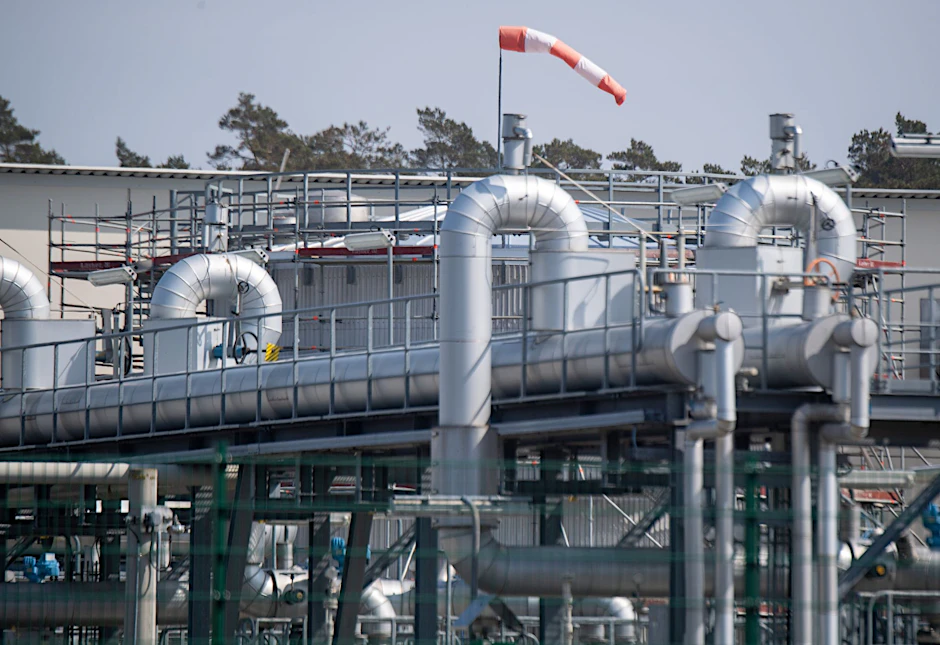 Blick auf Rohrsysteme und Absperrvorrichtungen in der Gasempfangsstation der Ostseepipeline Nord Stream. Symbolbild.
