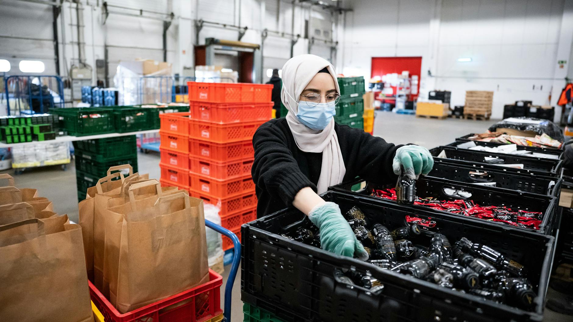 Eine Helferin der Berliner Tafel auf dem Großmarkt an der Beusselstraße.