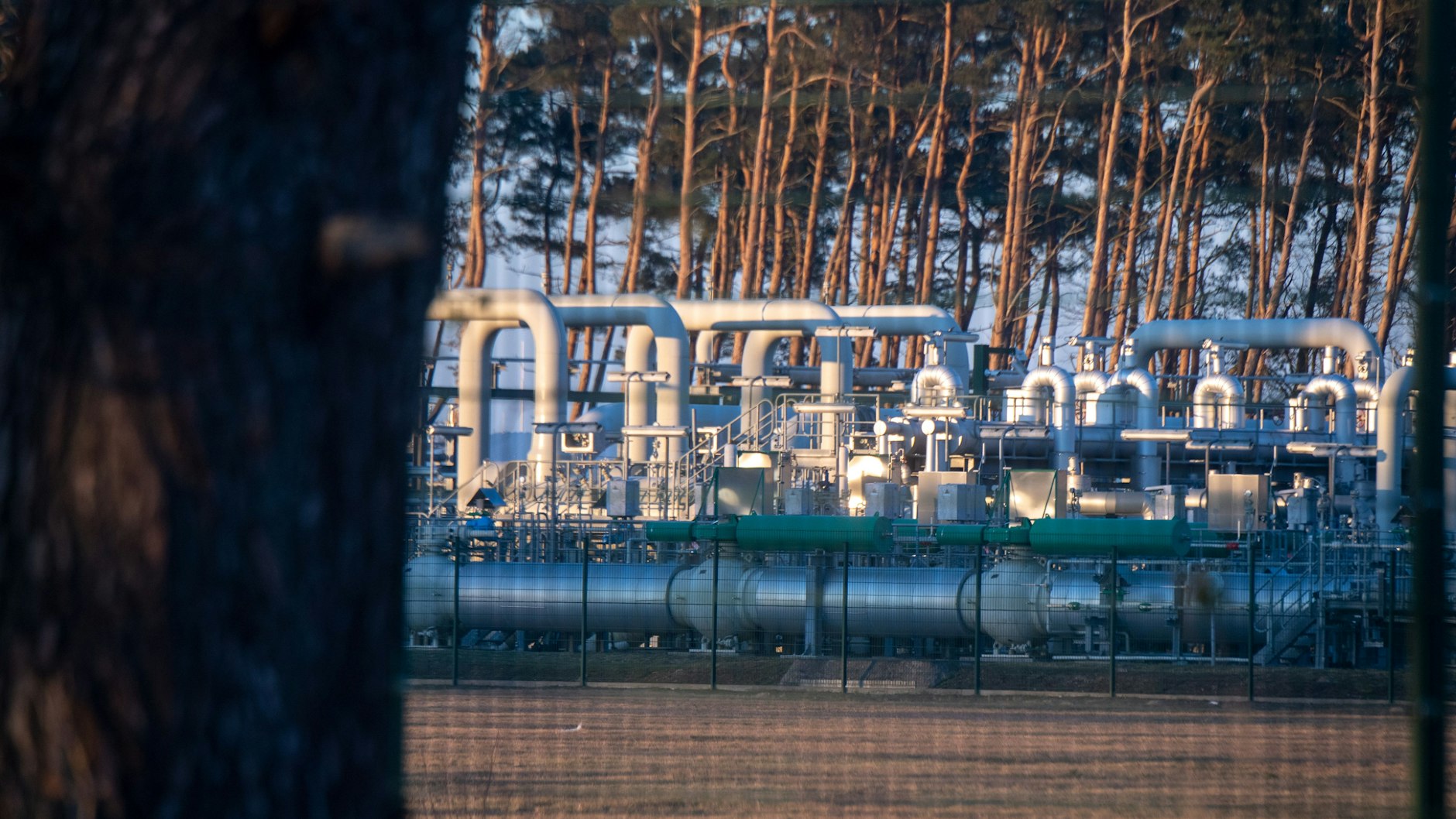 Blick auf Rohrsysteme und Absperrvorrichtungen in der Gasempfangsstation der Ostseepipeline Nord Stream 1.