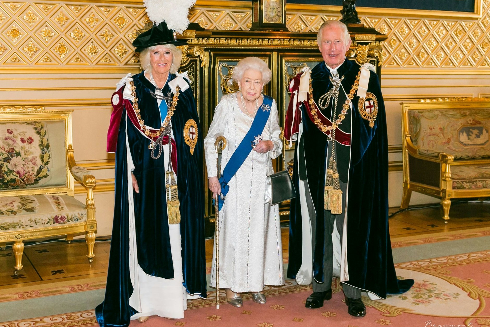 Camilla und Charles mit Königin Elizabeth II. vor der jährlichen Zeremonie des Hosenbandordens. 
