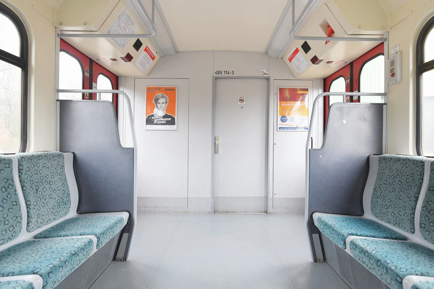 So sieht die Baureihe 485 innen aus. Ein Blick in den Fahrgastraum.