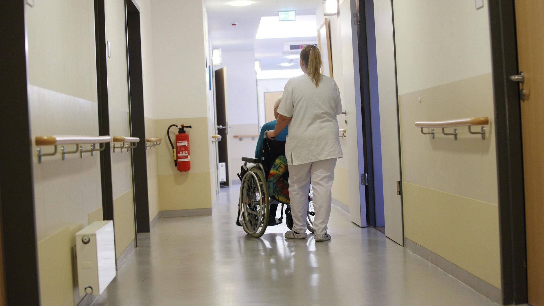 Pflegekraft in einem Heim in Berlin