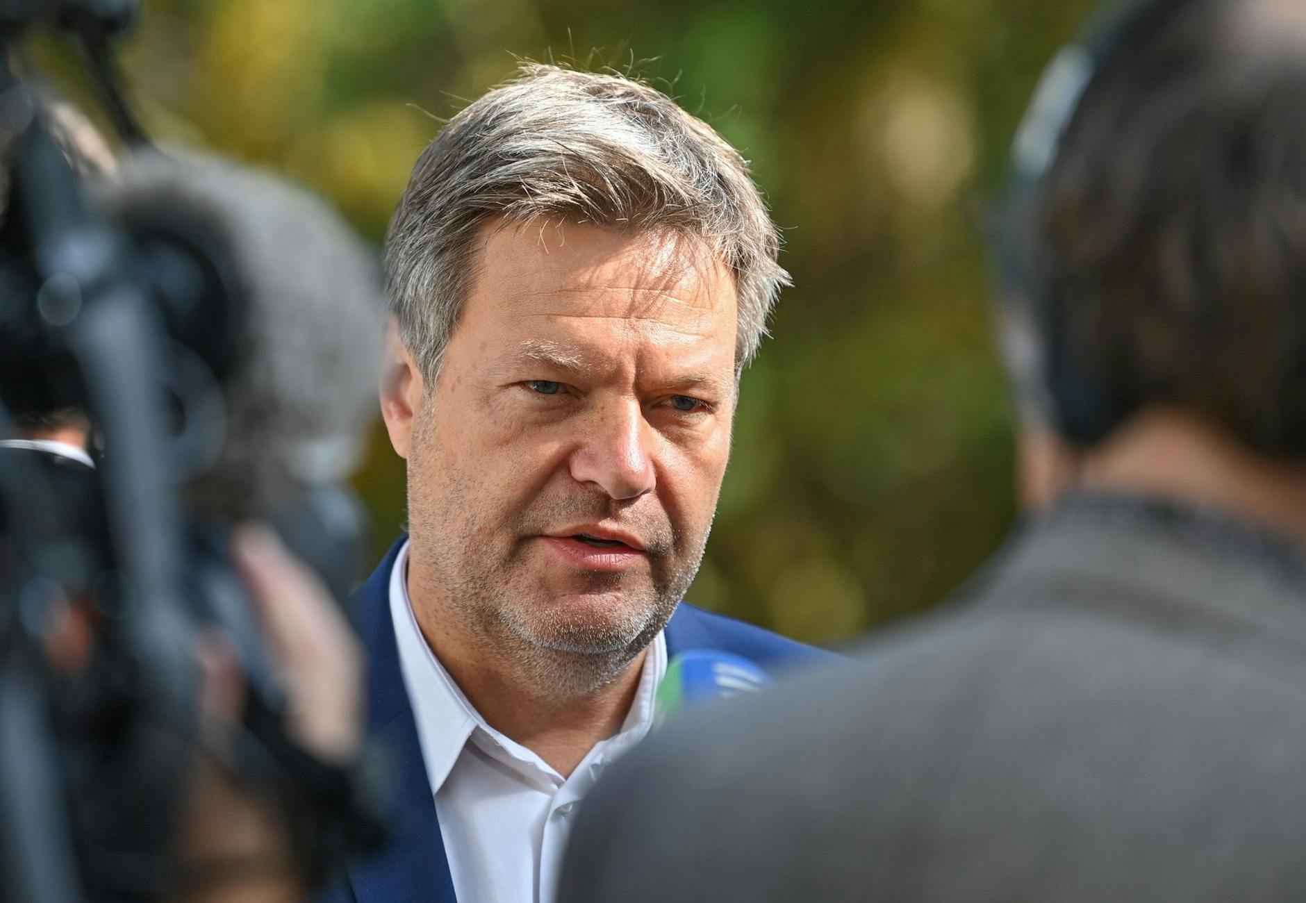 ARCHIV - Robert Habeck (Bündnis 90/Die Grünen), Bundeswirtschaftsminister, spricht mit Journalisten.