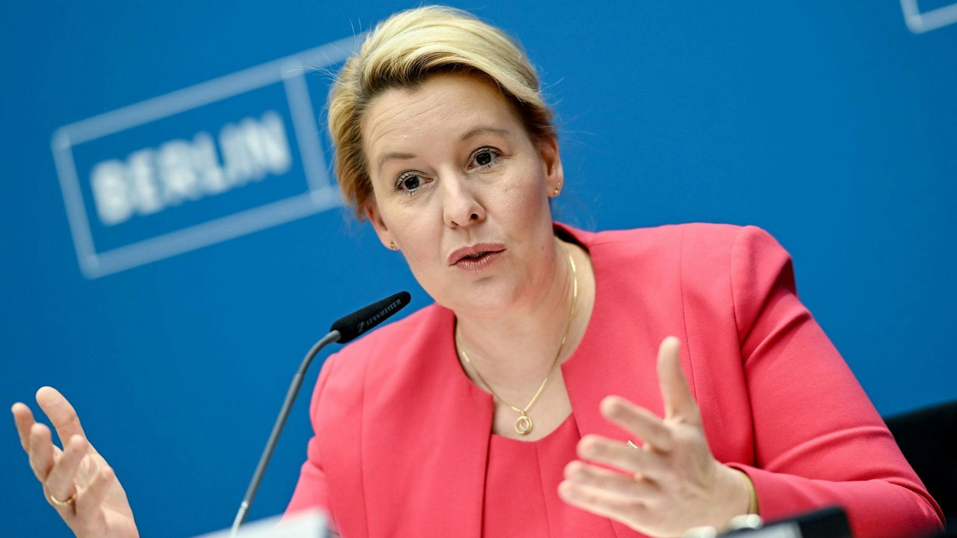 Berlins Regierende Bürgermeisterin Franziska Giffey (SPD) bei einer Pressekonferenz