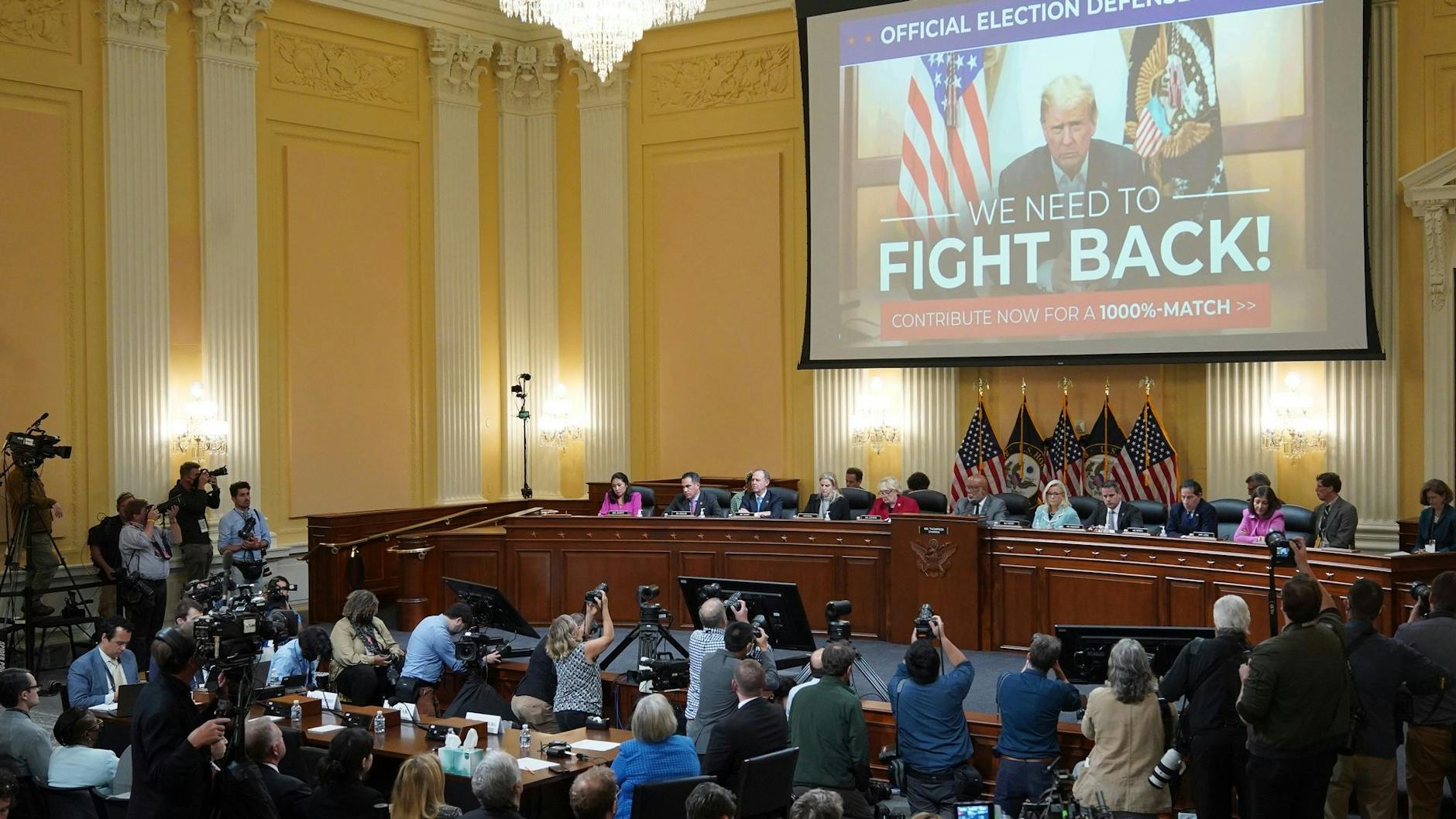 Im Untersuchungsausschuss wird ein Video des ehemaligen US-Präsidenten Trump gezeigt. Der Ex-Präsident behauptet bis heute ohne Belege, durch Wahlbetrug um den Sieg bei der Präsidentenwahl 2020 gebracht worden zu sein.