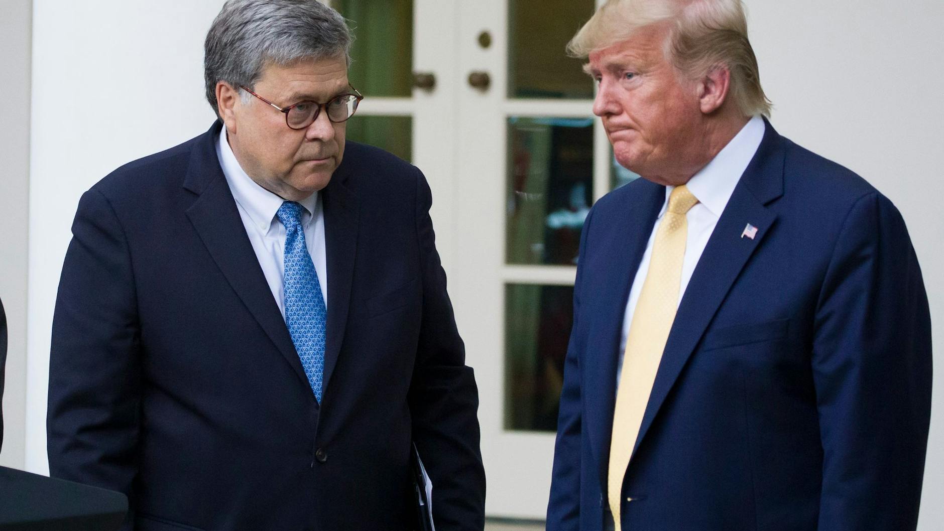 William Barr (l) und Donald Trump auf einer Aufnahme aus dem Jahr 2019. Trumps ehemaliger Justizminister hat mit deutlichen Worten die Wahlbetrugsbehauptungen des früheren US-Präsidenten kritisiert.