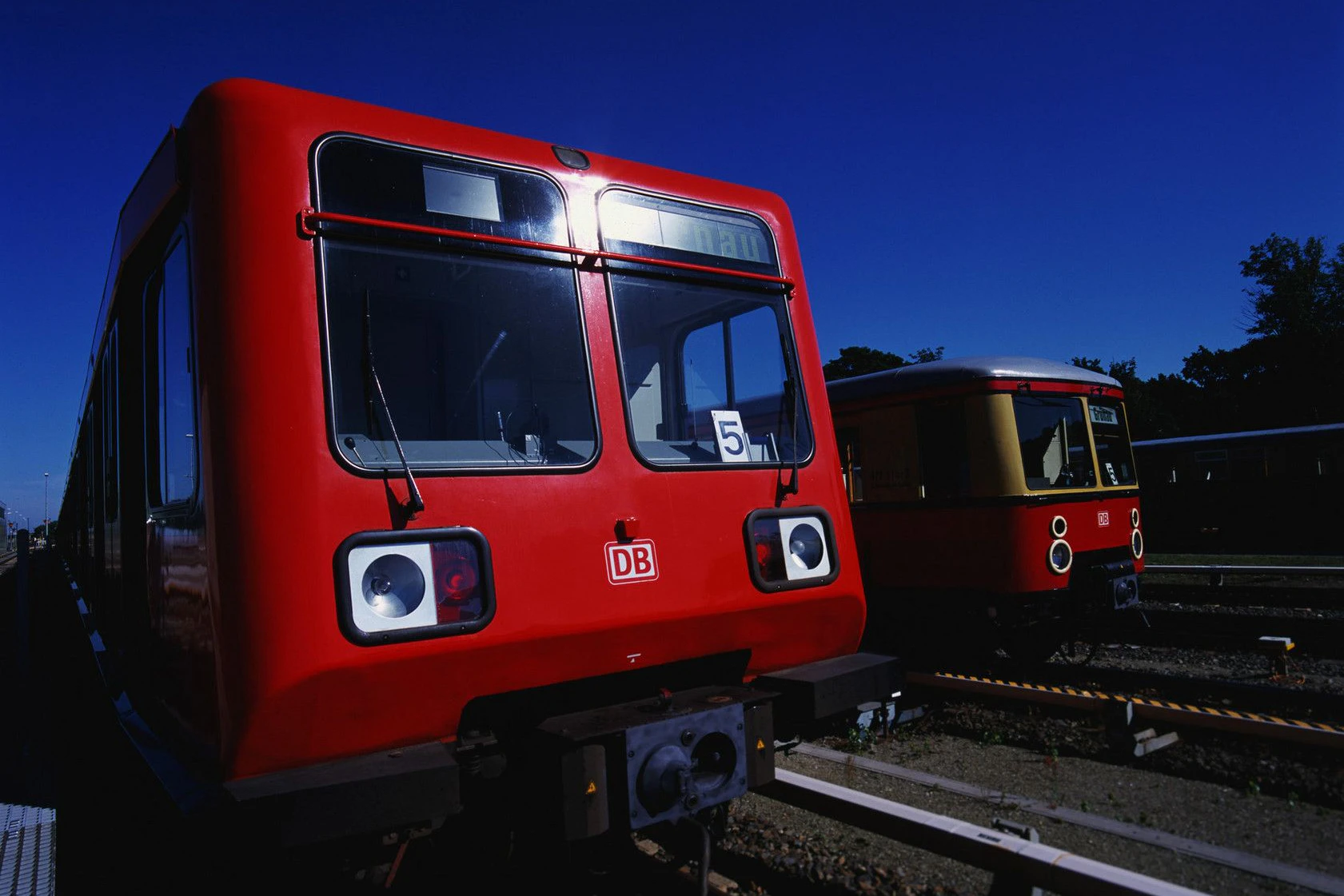 Eine echte „Coladose“. Ein Zug der Baureihe 485 zeigt sich in der früheren roten Farbgebung. 2002 wurde damit begonnen, die Fahrzeuge in den Traditionsfarben Bordeauxrot-Ockergelb umzulackieren.
