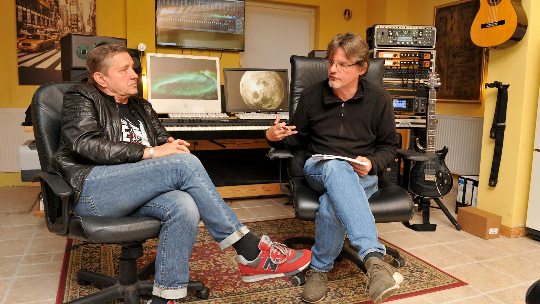 2019 trafen sich im Studio Klaus Scharfschwerdt und KURIER-Reporter Norbert Koch-Klaucke, sprachen über die Krebs-Erkrankung des Schlagzeugers.