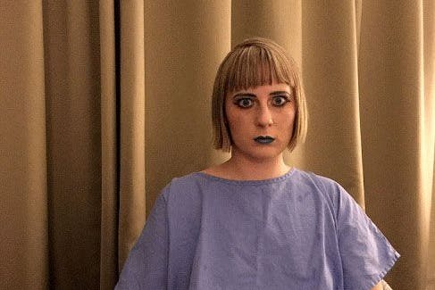 Abi Palmer im Video zu „Sanatorium“.