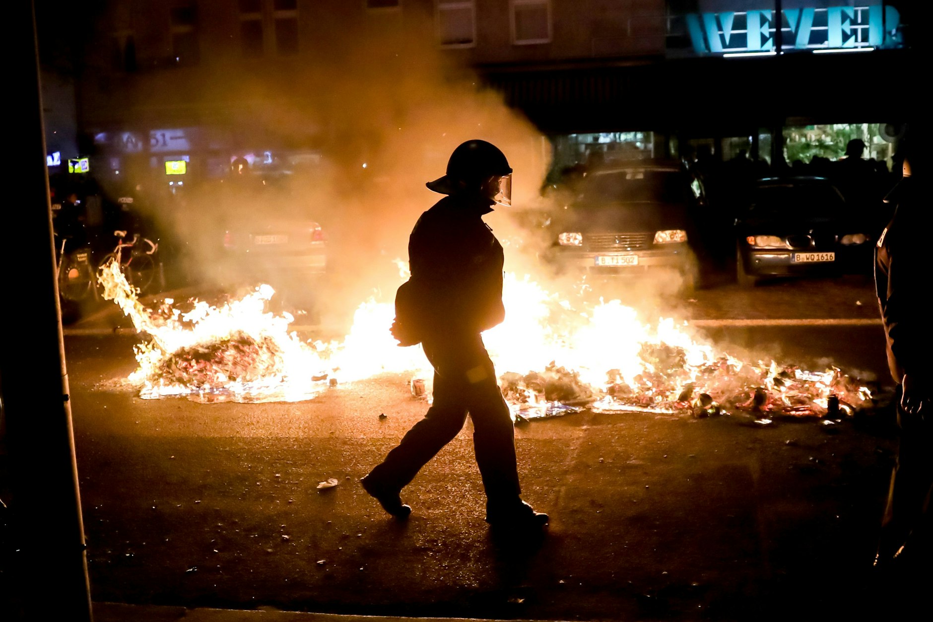 Ein Polizist im Einsatz am 1. Mai: Auch bei Demos an diesem Tag werden regelmäßig Beamte verletzt.