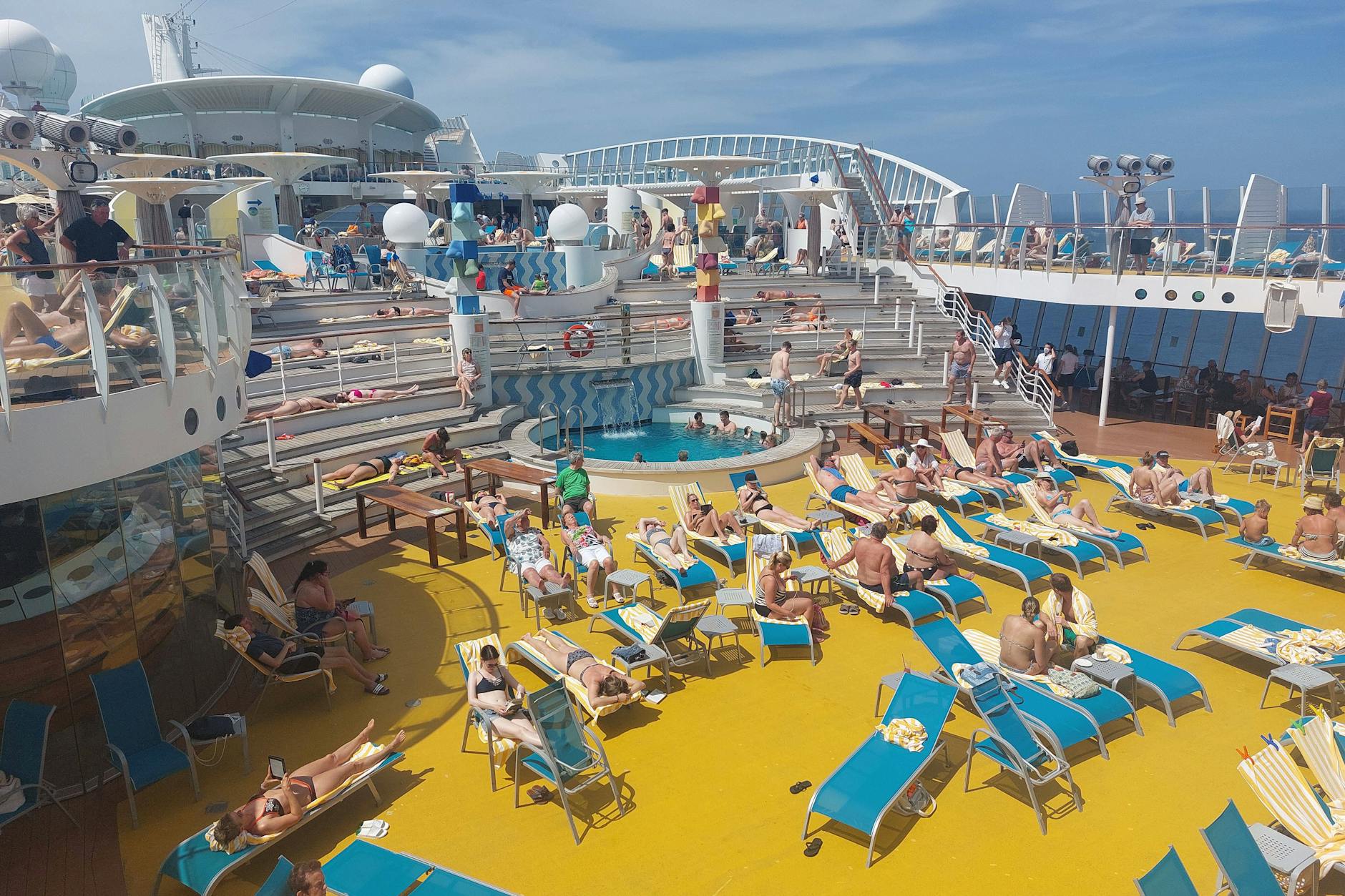 Das Sonnendeck auf der Aida: Hier kann man sich Geschmacklosigkeiten wie das Wickeltuch gut vorstellen.