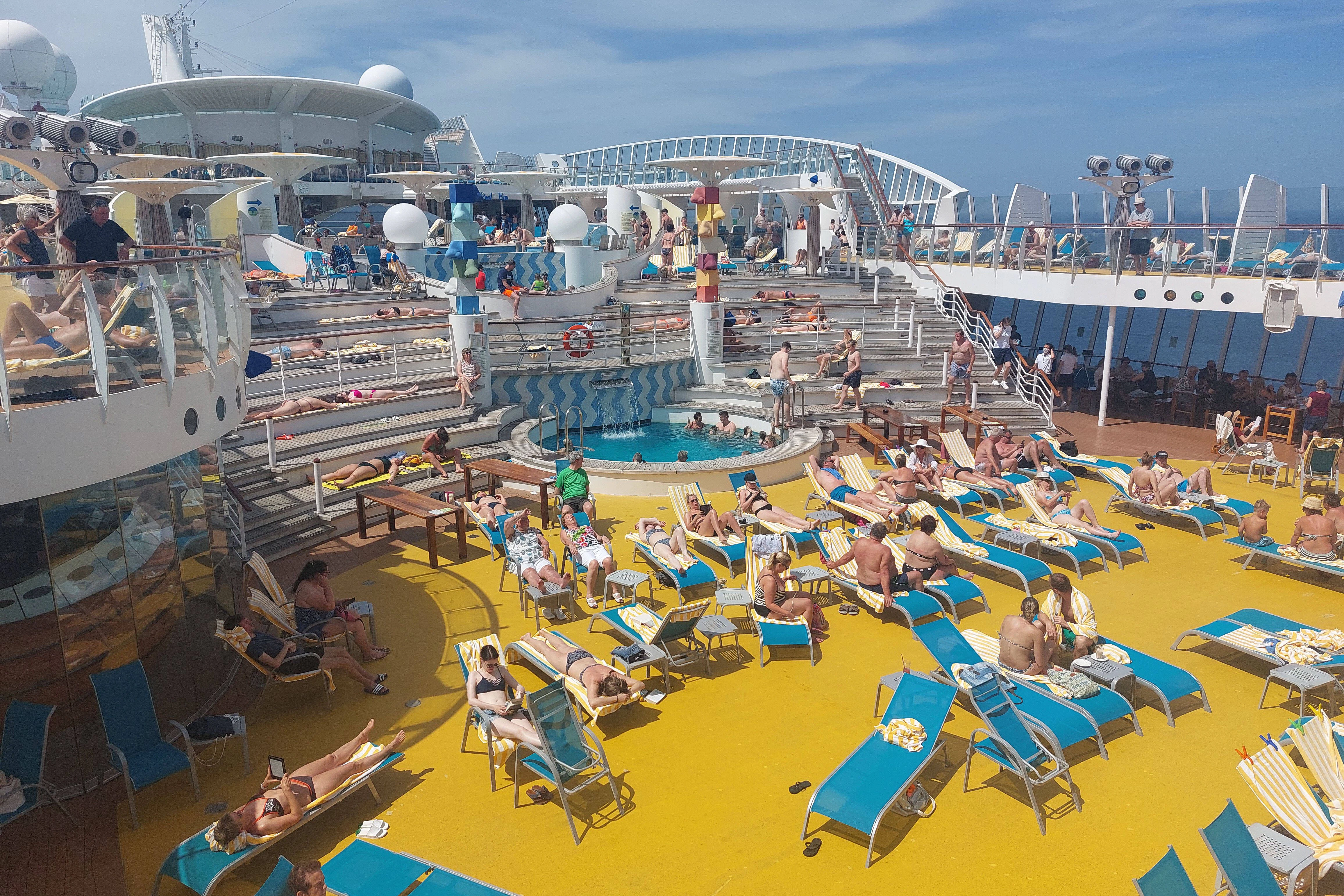 Das Sonnendeck auf der Aida: Hier kann man sich Geschmacklosigkeiten wie das Wickeltuch gut vorstellen.