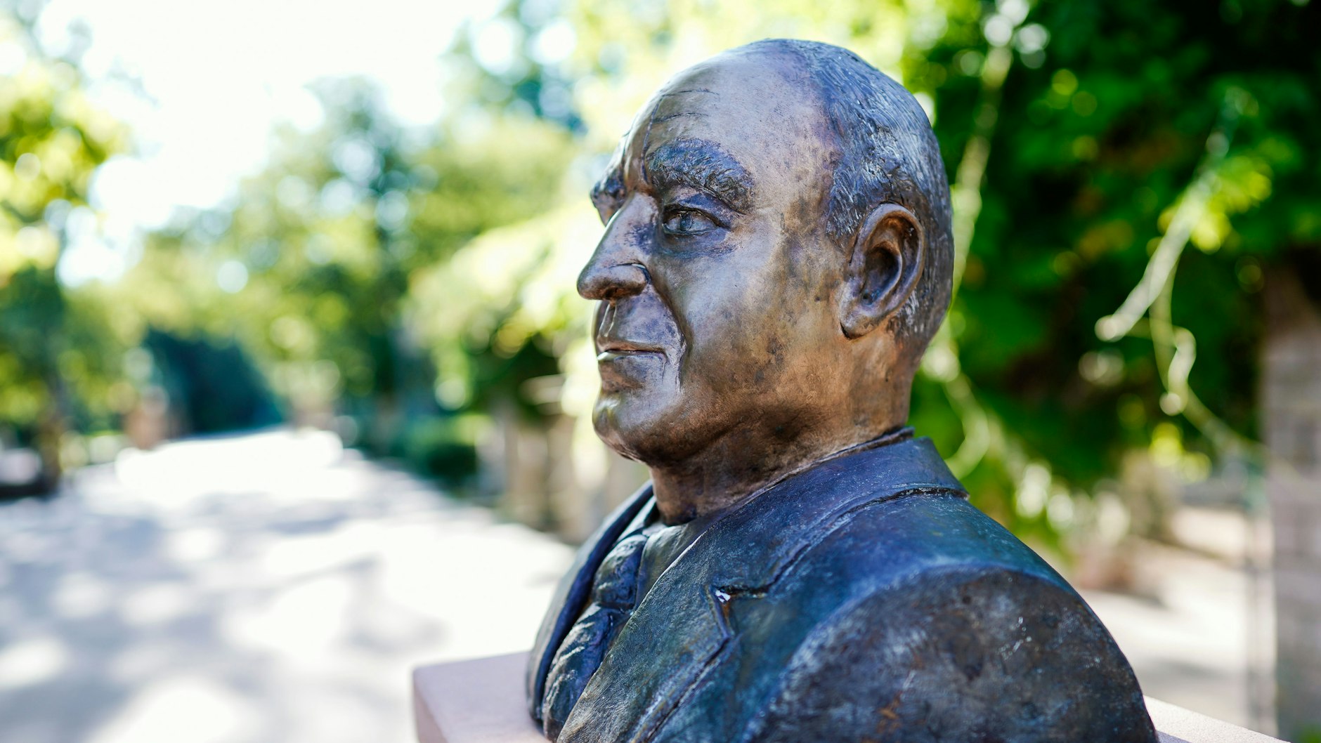 Eine Bronzebüste des früheren Bundeskanzlers Helmut Kohl steht auf dem Domplatz in Speyer. In Berlin fordert die CDU ebenfalls ein Denkmal.