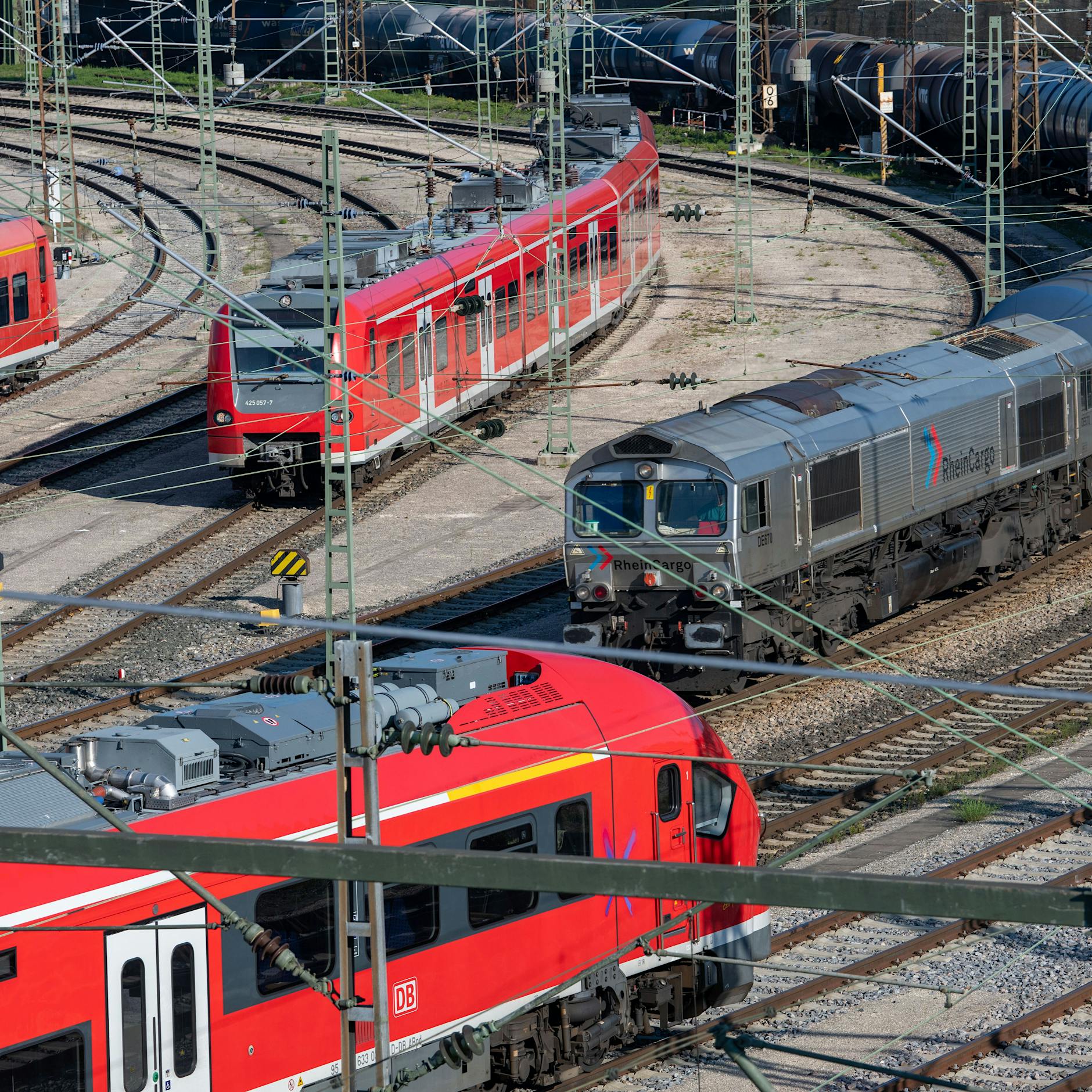 Neuer Ärger für die Deutsche Bahn: DARUM stehen 300 Güterzüge wochenlang auf freier Strecke herum!