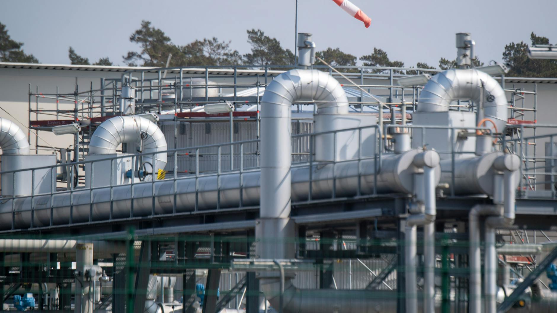 Blick auf Rohrsysteme und Absperrvorrichtungen in der Gasempfangsstation der Ostseepipeline Nord Stream 1 und der Übernahmestation der Ferngasleitung OPAL (Ostsee-Pipeline-Anbindungsleitung).
