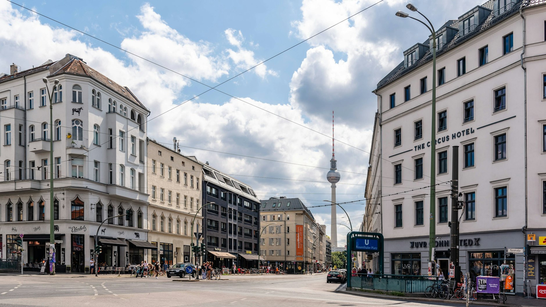 Hier lang ins Scheunenviertel. Der Bereich südlich des Rosenthaler Platzes in Mitte soll privaten Autos künftig keine Stellplätze mehr bieten. Dort könnte das geplante Modellprojekt stattfinden.