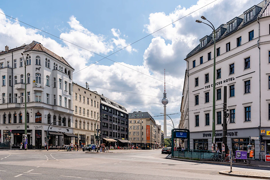 Hier lang ins Scheunenviertel. Der Bereich südlich des Rosenthaler Platzes in Mitte soll privaten Autos künftig keine Stellplätze mehr bieten. Dort könnte das geplante Modellprojekt stattfinden.