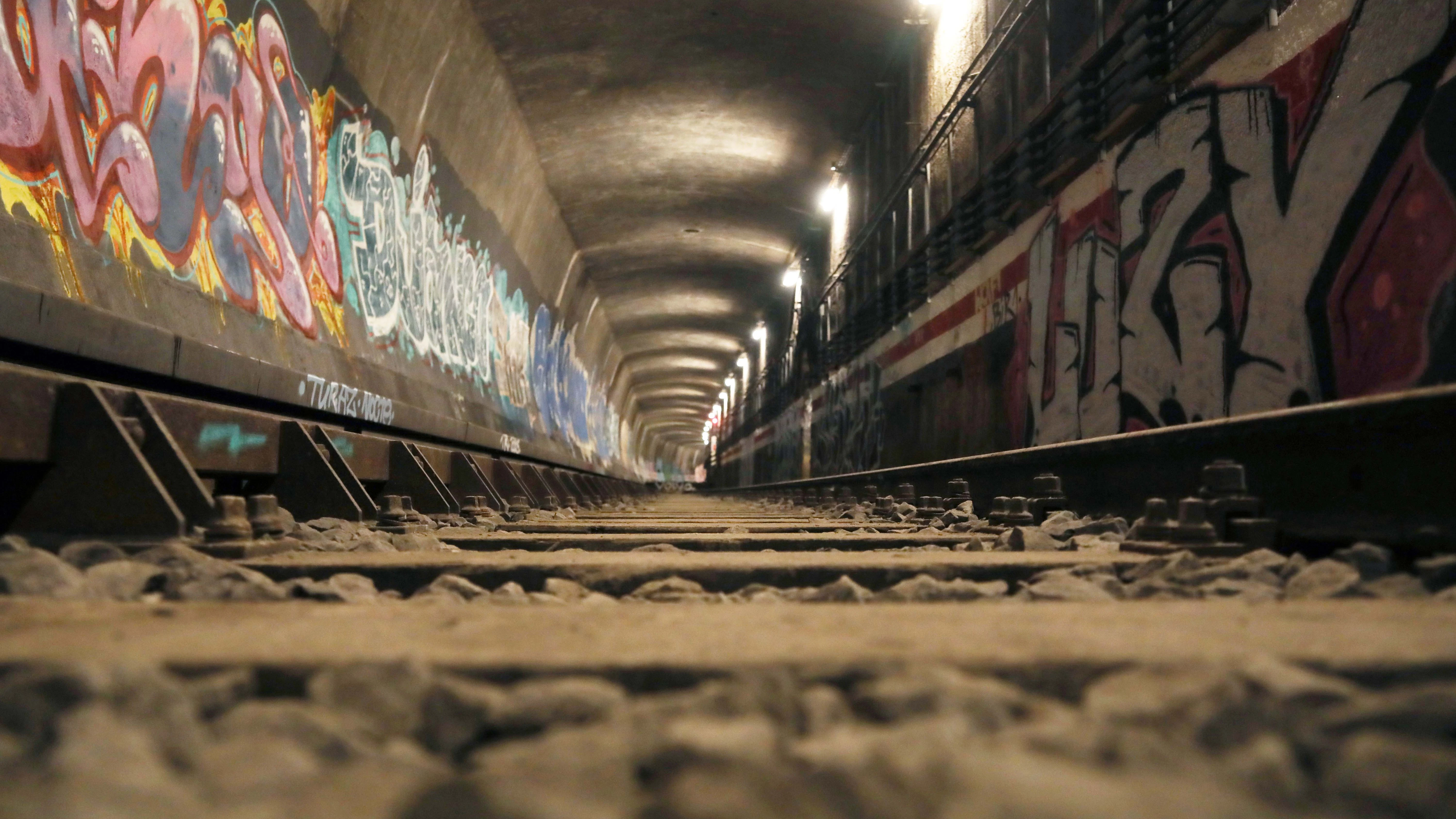 In der östlichen Röhre des Waisentunnels liegt ein Gleis. Im Mai 2016 ist hier zum letzten Mal eine U-Bahn gefahren.