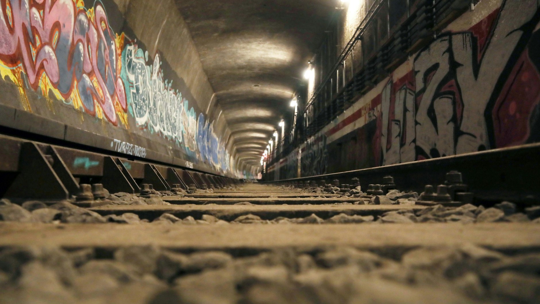 In der östlichen Röhre des Waisentunnels liegt ein Gleis. Im Mai 2016 ist hier zum letzten Mal eine U-Bahn gefahren.