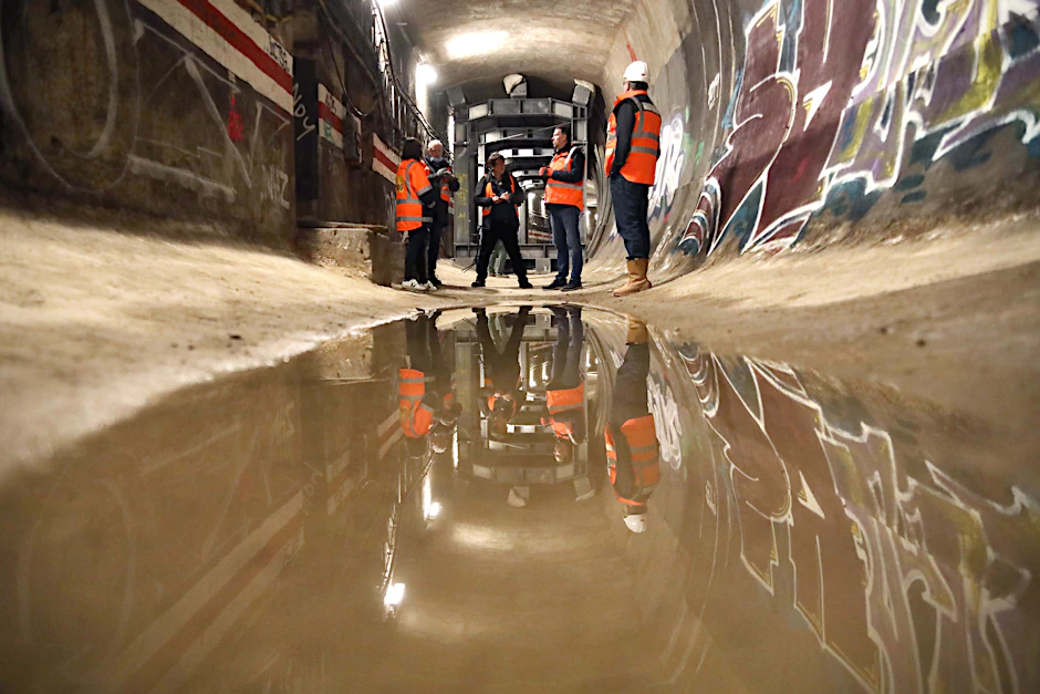 BVG-Mitarbeiter im stillgelegten Waisentunnel unter der Spree in Mitte. Sie stehen in der westlichen Tunnelröhre, in der nie Schienen verlegt worden sind.