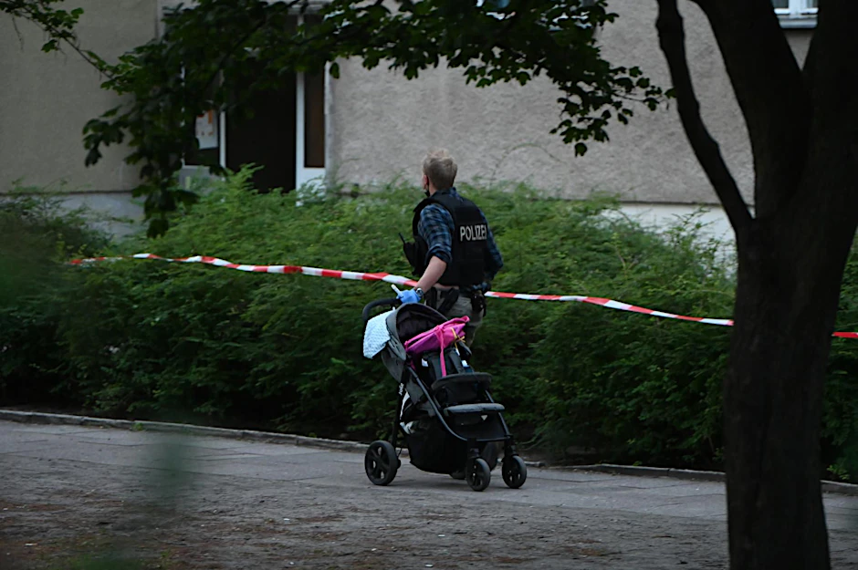 Ein Polizist am Tatort