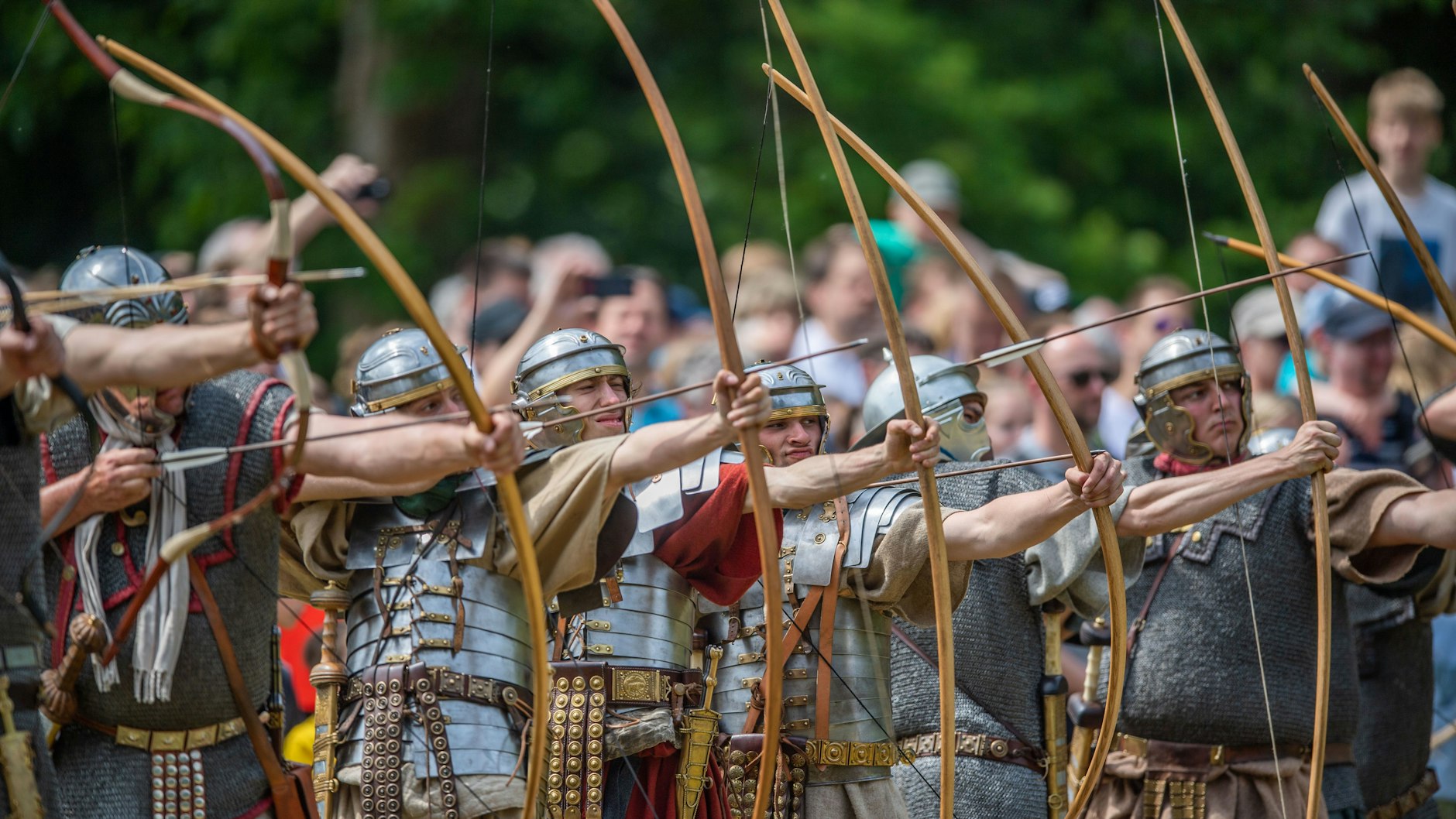 Was ist, wenn die Römer sich auf ihr altes Weltreich besinnen und alles zurückhaben wollen? Hier: Römer- und Germanentage im Museum und Park Kalkriese.
