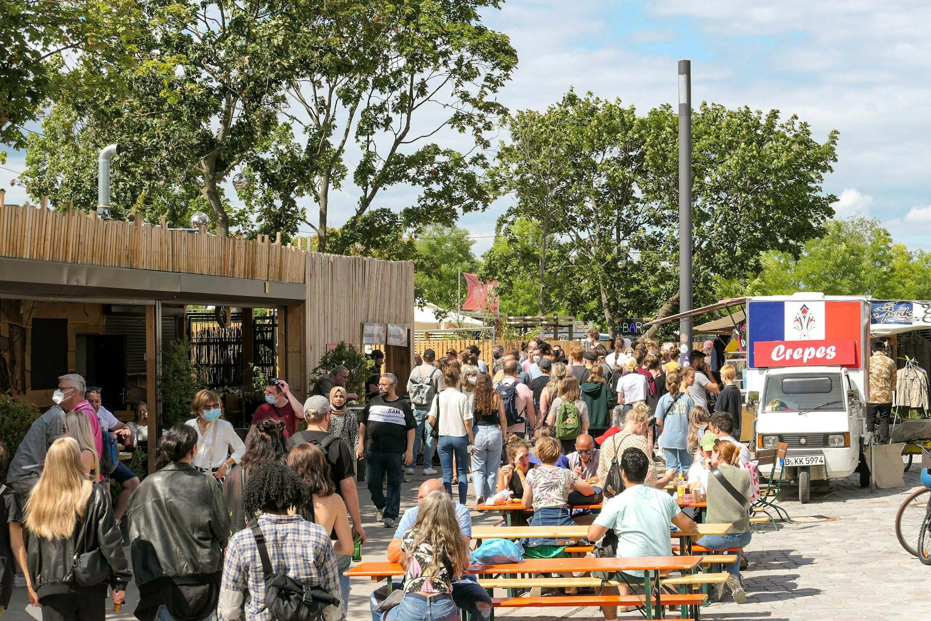 Crêpes und Touris, Tand und Trödel. Und natürlich Karaoke: Flohmarkt im Mauerpark an der Bernauer Straße.